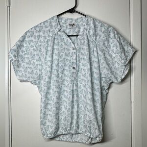 Tropic of Linen White Light Blue Mother of Pearl Button Front Cropped Top Size 6